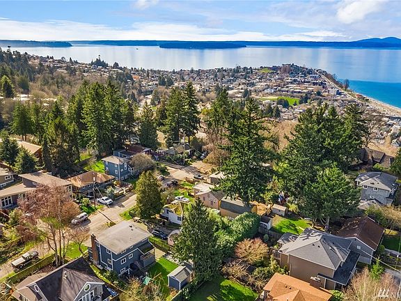 Dead end street overlooks Alki