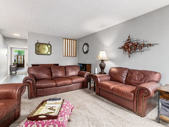 4th image of 4852 Crazy Horse Ln #2