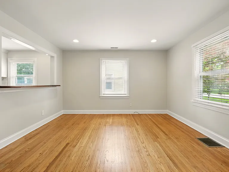 421 Marquette Dr — Photo 3