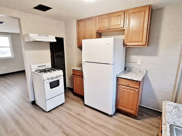 240 W High St — Photo 2