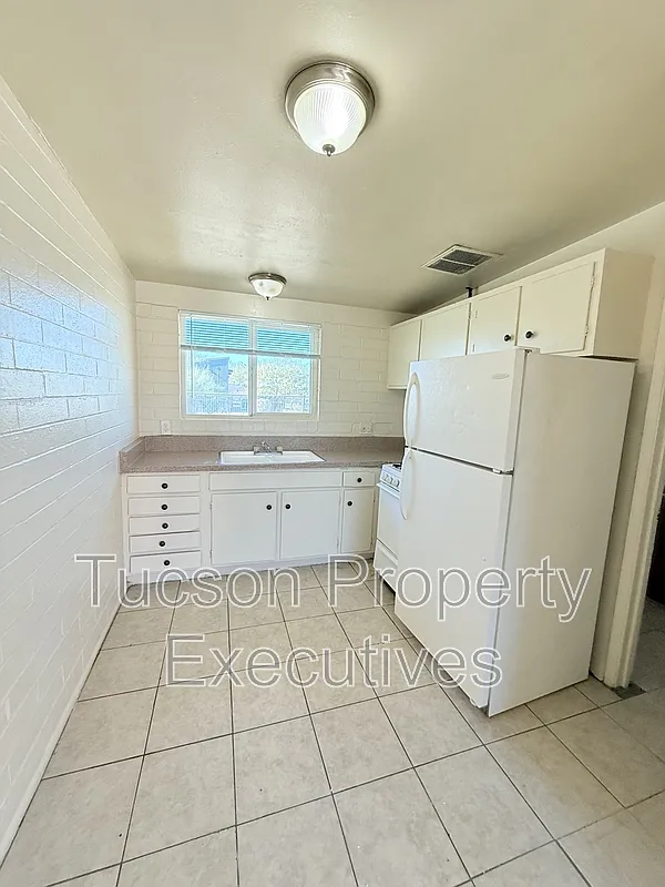 Studio, 1.0 bath, 350 sqft, $700 — Photo 3
