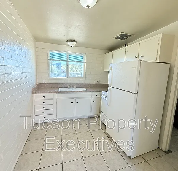 240 W Sahuaro St #12 — Photo 3