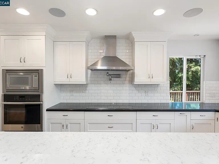 1021 Windsor Dr — Photo 9