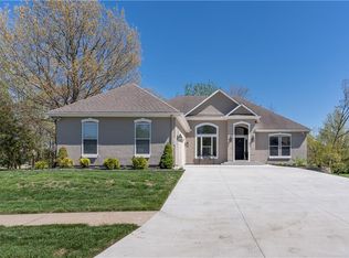 9701 Walnut Woods Dr, Kansas City, MO 64139