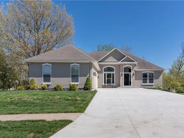 9701 Walnut Woods Dr, Kansas City, MO 64139