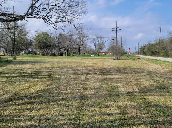 624 W 5th St, Port Arthur, TX 77640