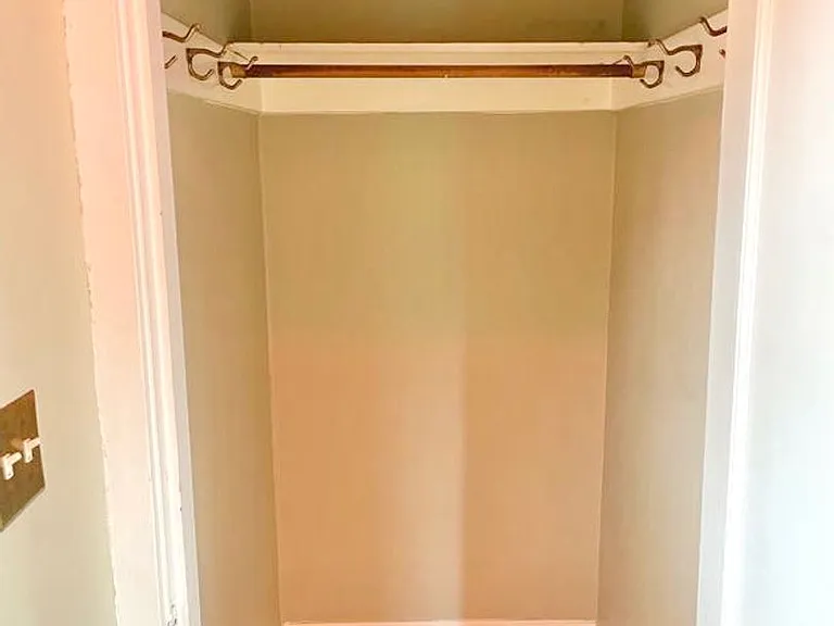 Lovely 1+ Bedroom Apt in Old-Portland Building off of Hawthorne — Photo 6