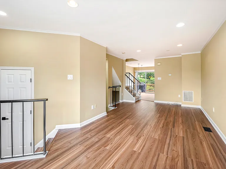 20206 Foothill Ter — Photo 5