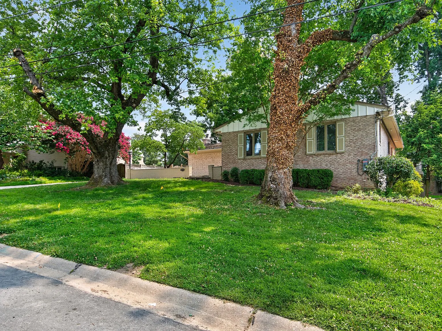 6 bed, 4.5 bath, 5000 sqft, $5,999 — Photo 2