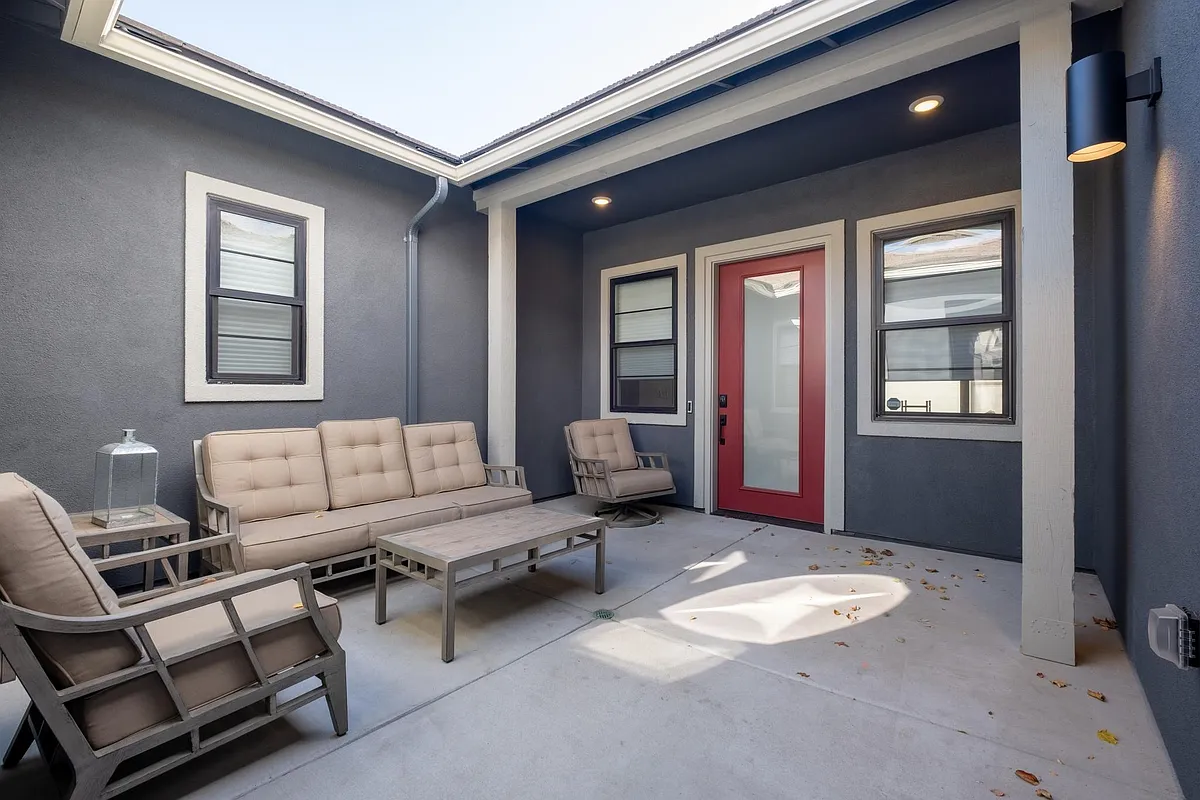 Building Photo - 912 Solarium Dr