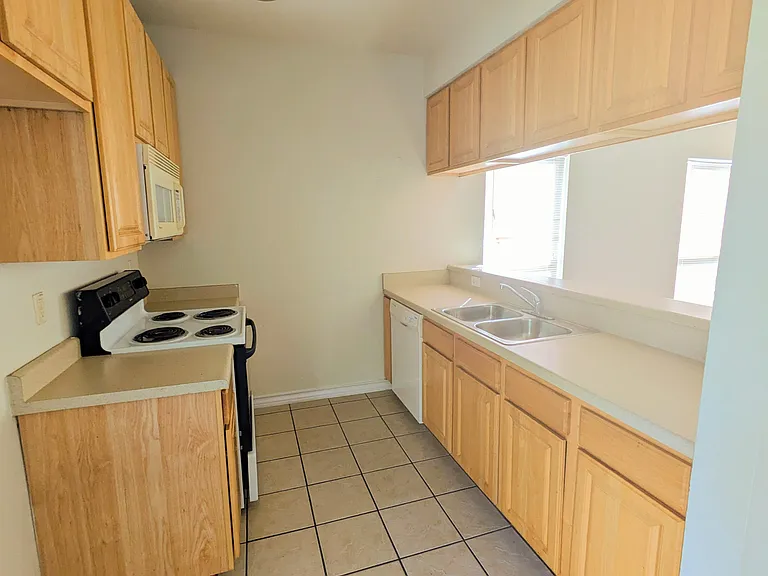 932 Misty Acres Dr — Photo 8