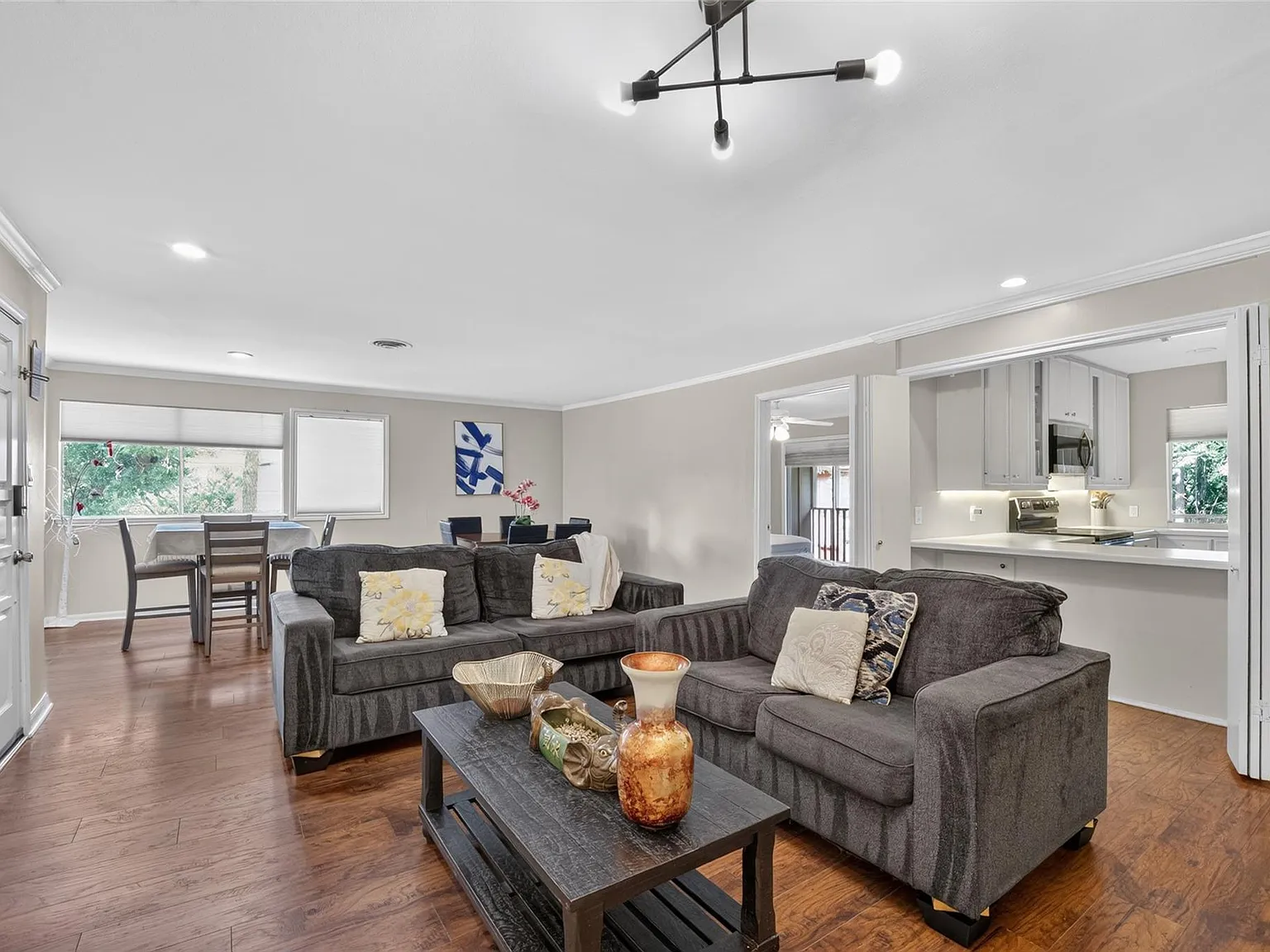 3 bed, 2.0 bath, 1909 sqft, $1,900 — Photo 3