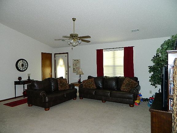 4th image of 2609 Stoneleigh Dr