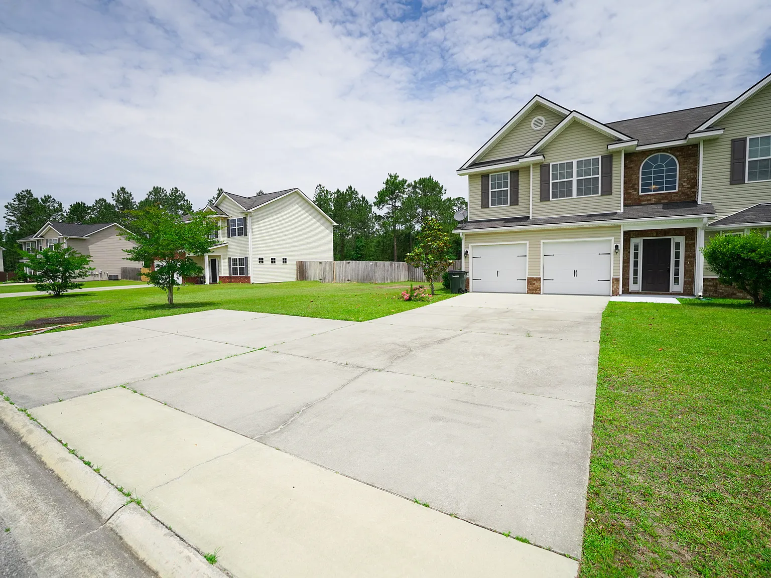 4 bed, 2.5 bath, 2670 sqft, $2,350 — Photo 3