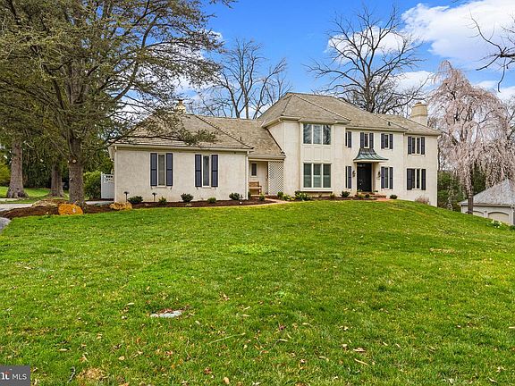 3rd image of 217 Ravenscliff Rd