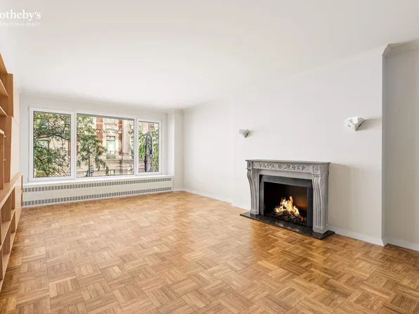 1050 5th Avenue image 2 of 12