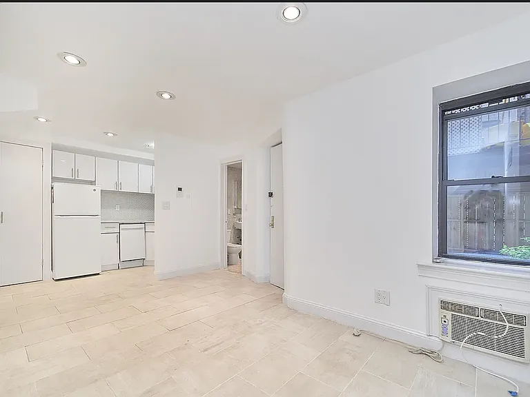 233 E 12th St #G — Photo 2