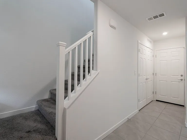 902 Bronzite St — Photo 1