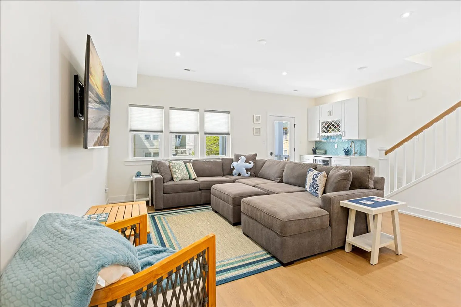 3 bed, 3.0 bath, 2195 sqft, $7,172 — Photo 1