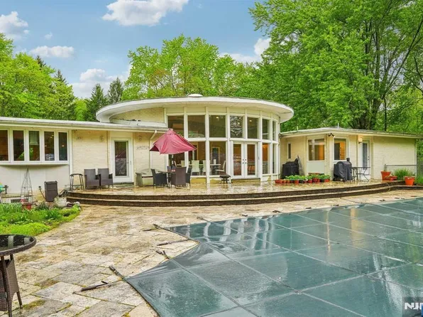 25 Glen Gray Rd, Mahwah, NJ 07430