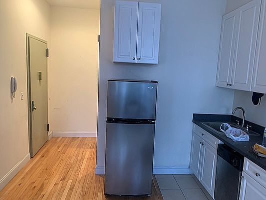 4th image of 439 W 47th St #2A