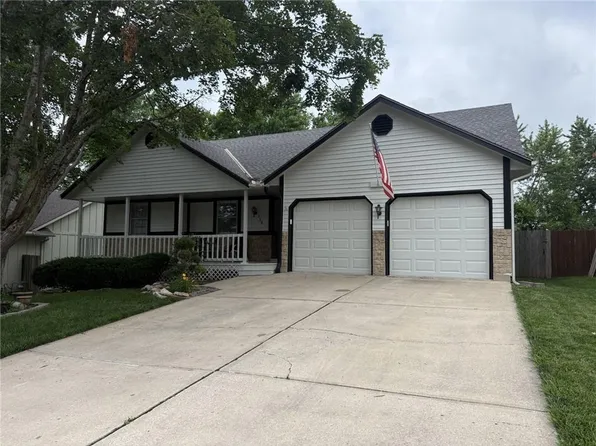 328 NE Greystone Dr, Lees Summit, MO 64063