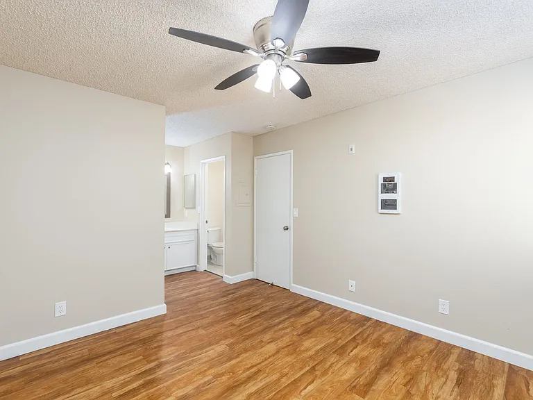 Willow Creek Apartments — Photo 7