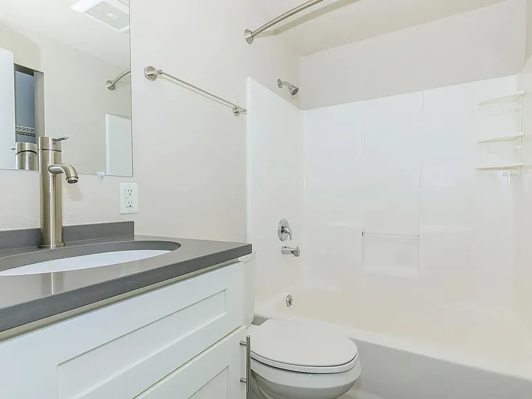 100 on 6th *Limited Time Concession: Now Offering 1 Months Free Rent* — Photo 26
