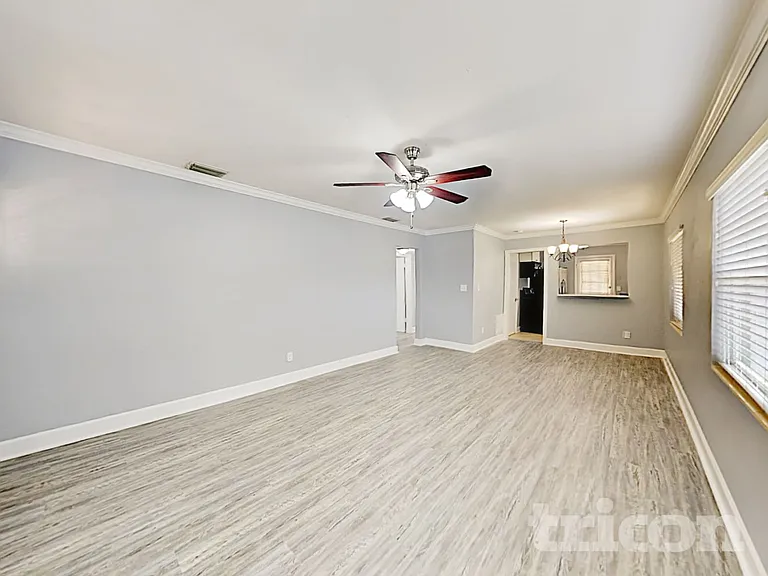 225 W King St — Photo 4