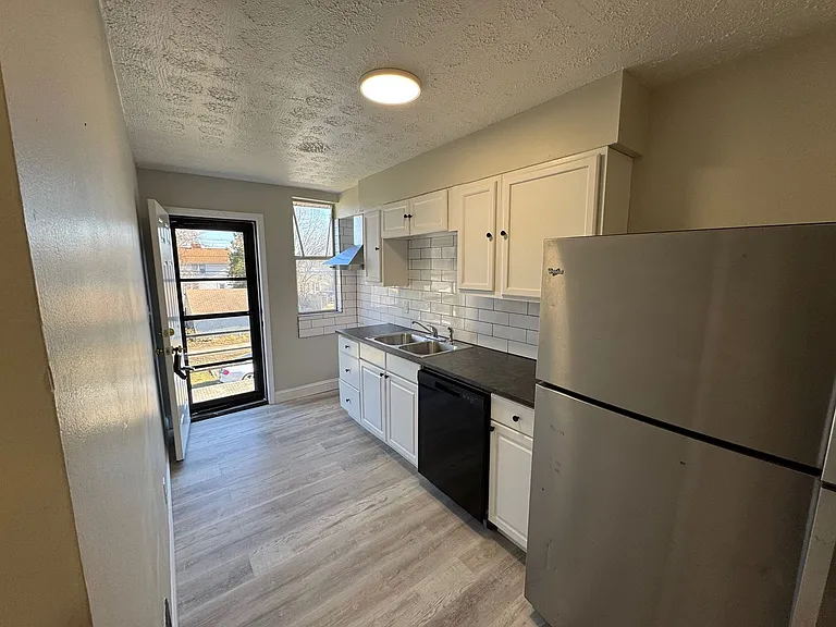 148 S Powell Ave — Photo 5