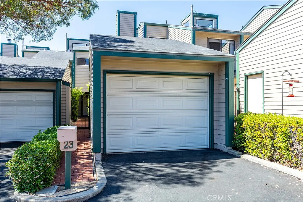 2 bed, 1.5 bath, 1322 sqft, $3,100 — Photo 2