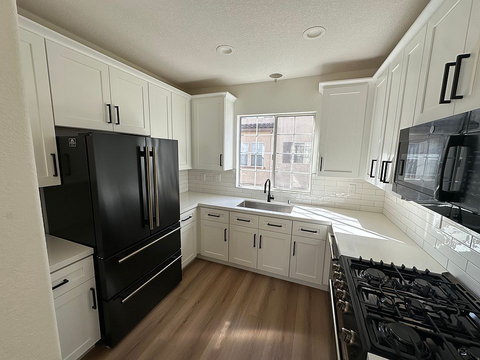 Brand New Kitchen with quartz countertops & high end appliances