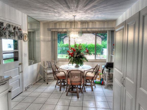 5th image of 222 S Eagle Creek Dr