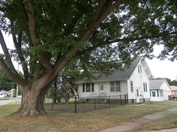306 Cedar St, La Porte City, IA 50651