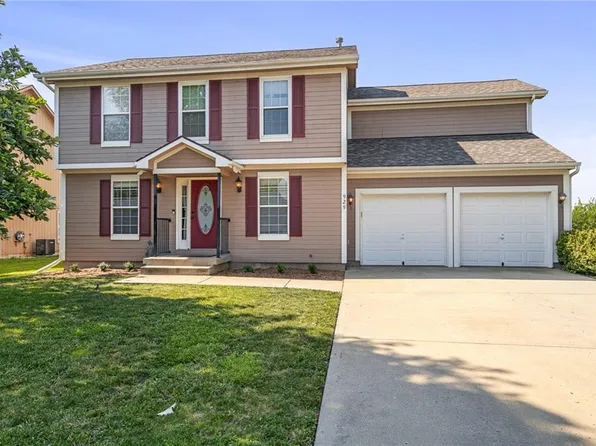 929 E Oak Crest Dr, Gardner, KS 66030