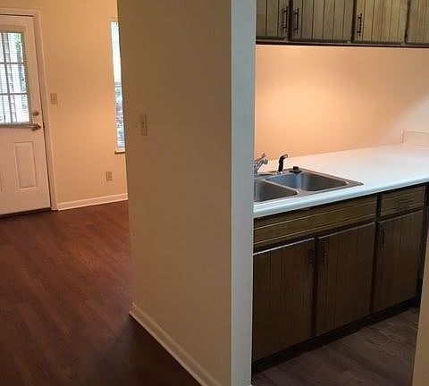 4th image of 1 Wooddale Dr APT B