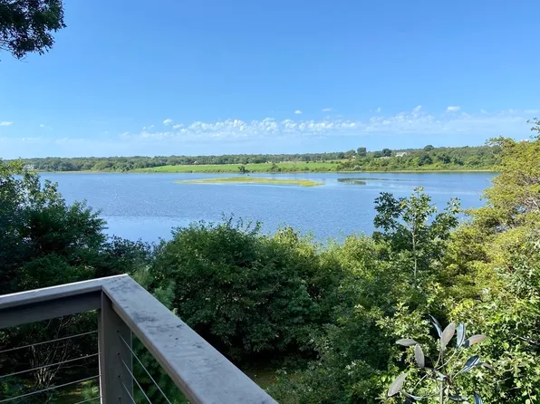 27 Wadsworth Ln, Dartmouth, MA 02748