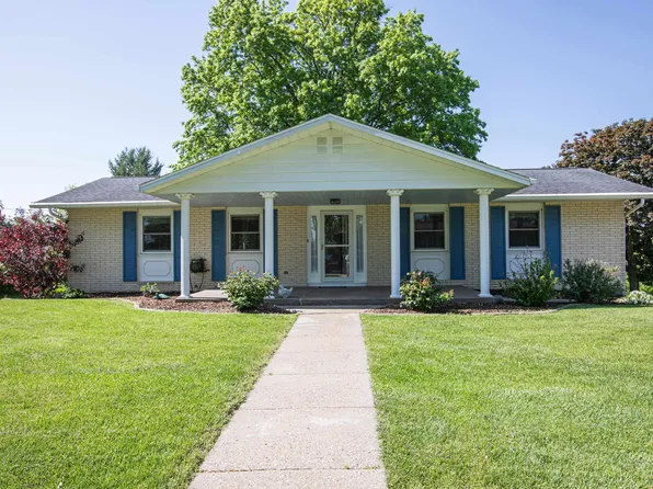 355 Highland Dr, East Dubuque, IL 61025