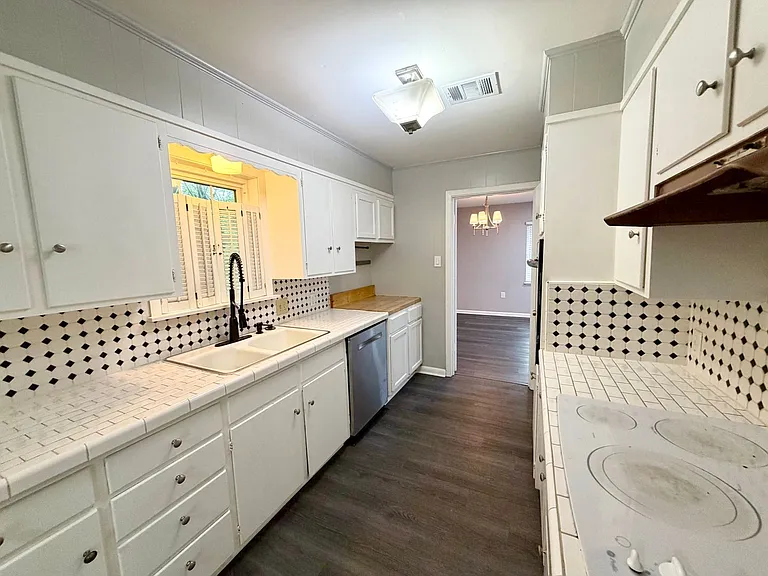 3310 Macarthur Dr — Photo 4