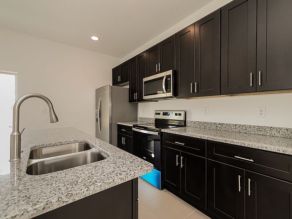 4th image of 708 Martin Ln