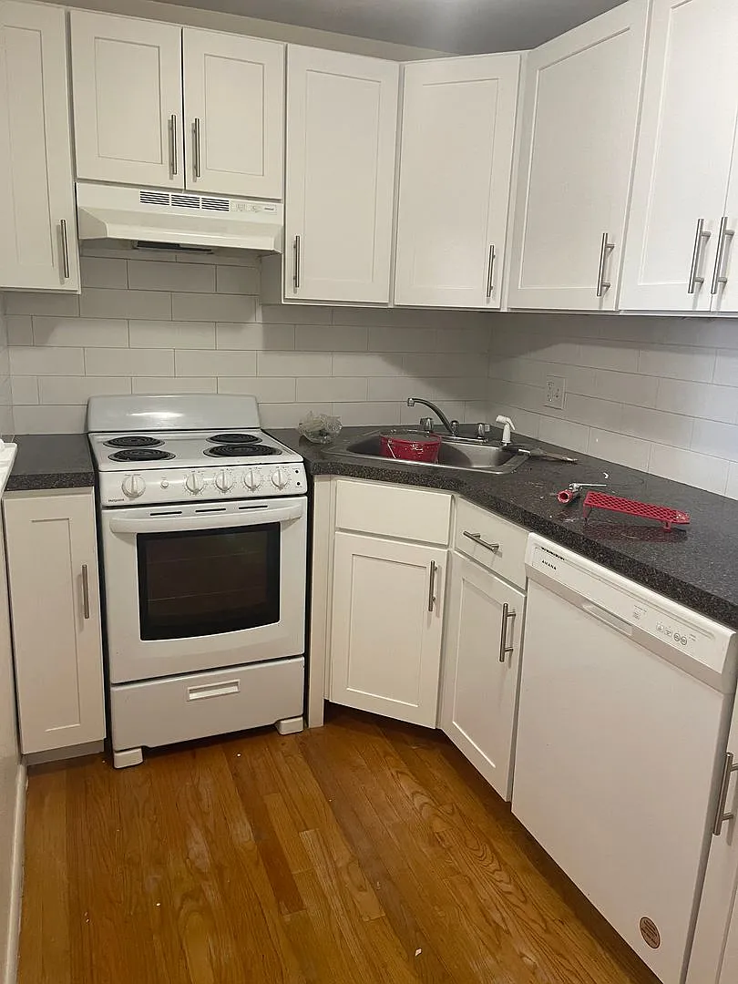 No Fee Massive 2 Bed With New Floors, Kitchen And Paint, Ac Very Sunny!! Parking Included — Photo 2