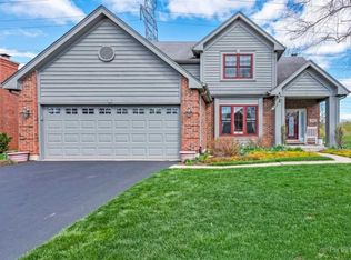 755 Crest Dr, Cary, IL 60013