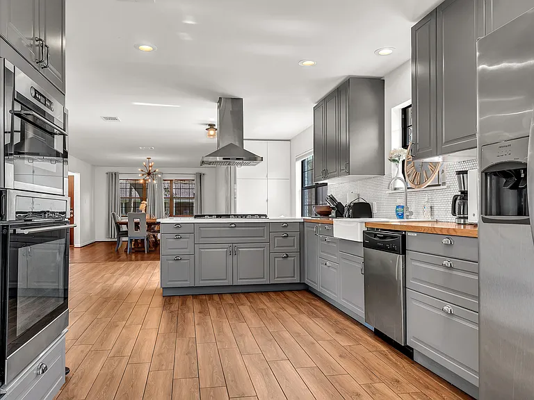 Welcome to this lovely French modern kitchen, containing all that you need for a short or long stay