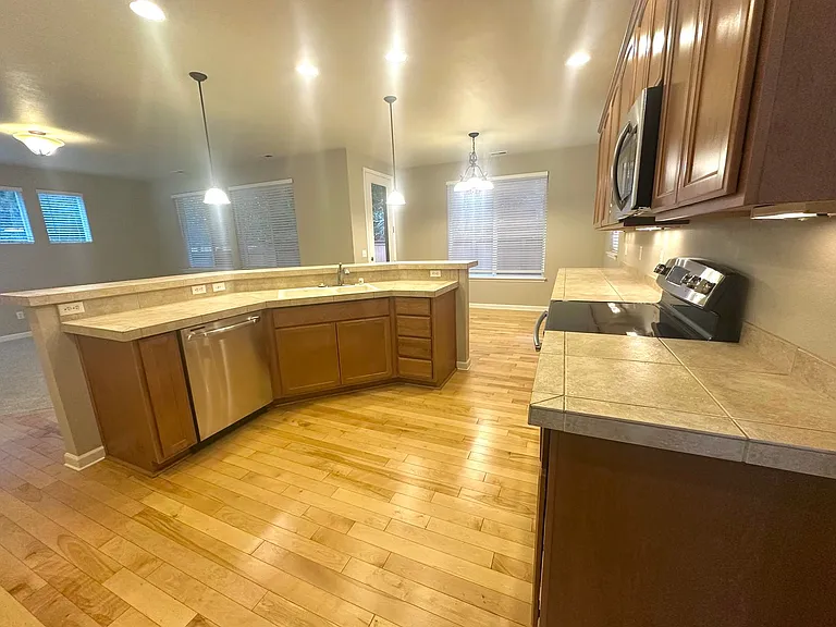 4315 Freemont St NE — Photo 10