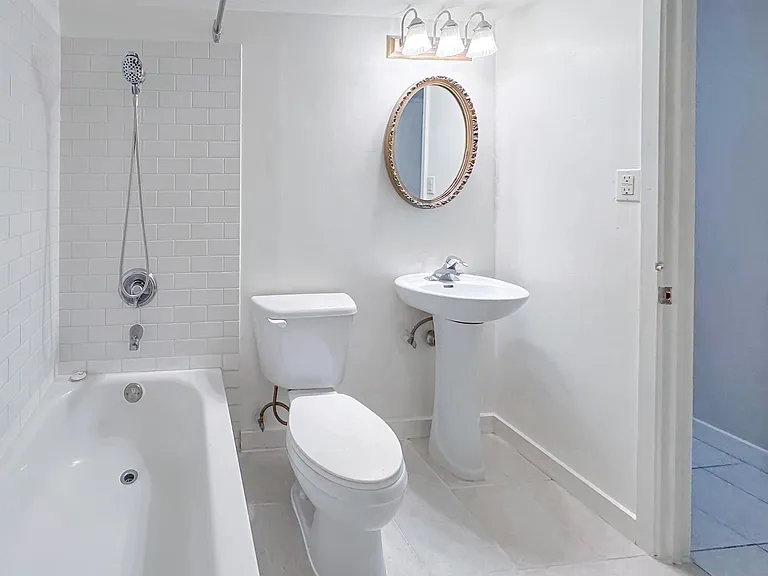 935 Jervis St #20 — Photo 7