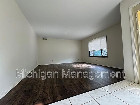 3rd image of 40250 Pinetree Dr