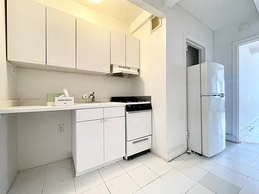 Rented by Manhattan Realty Group | media 14