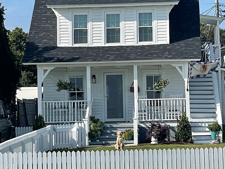 917 Front St — Photo 1
