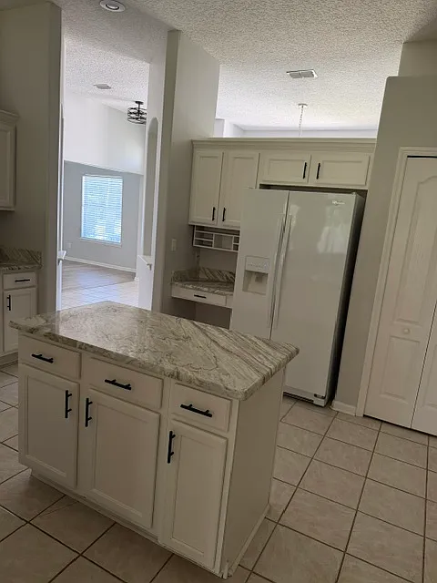 3 bed, 2100 sqft, $3,200 — Photo 4