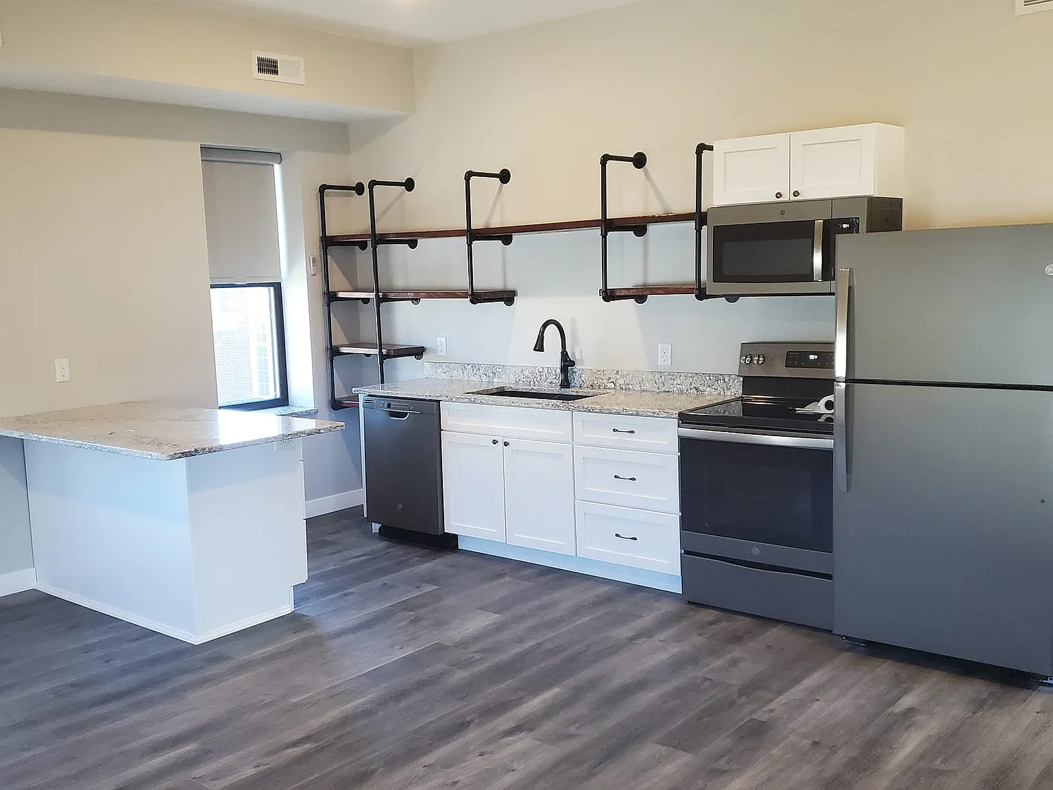 2 bed, 1.0 bath, 1160 sqft, $1,350 — Photo 1